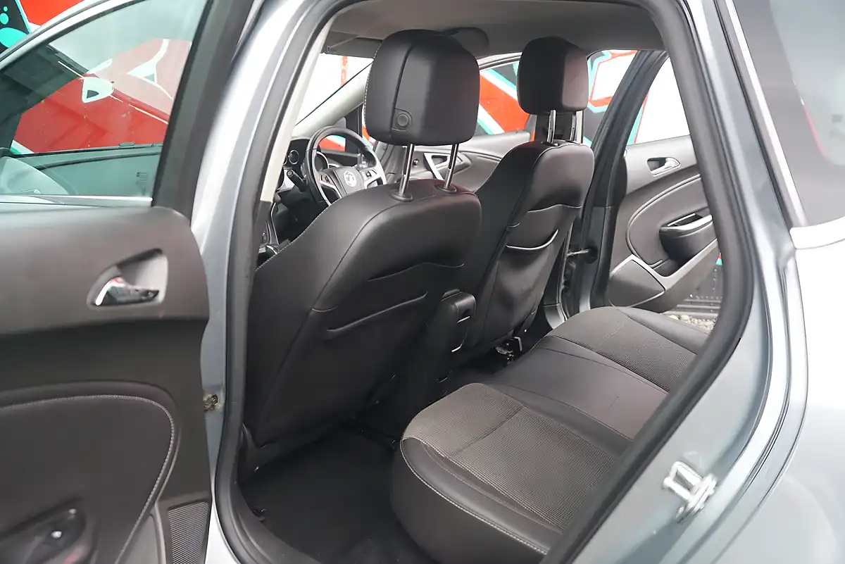 Used 2011 Vauxhall Astra Se Silver - Interior and Exterior details 17