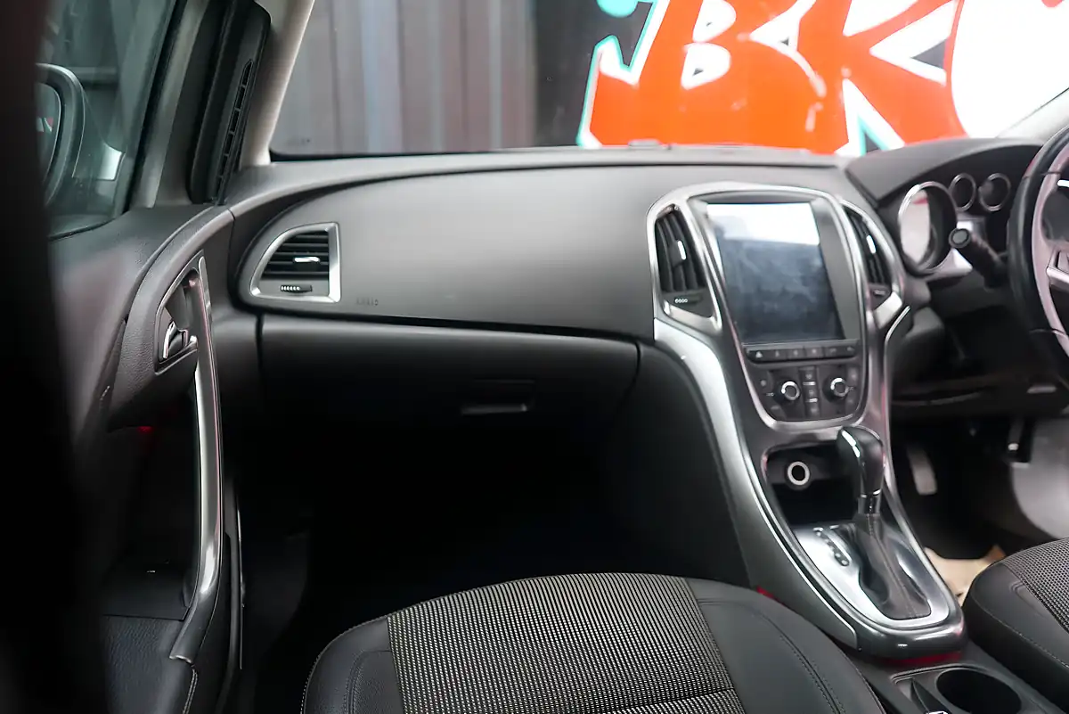 Used 2011 Vauxhall Astra Se Silver - Interior and Exterior details 18