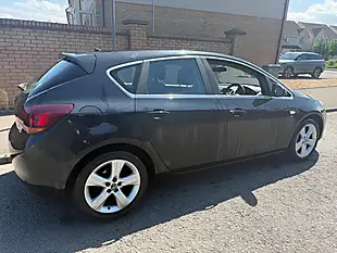 Used 2011 Vauxhall Astra Sri Black - Interior and Exterior details 9