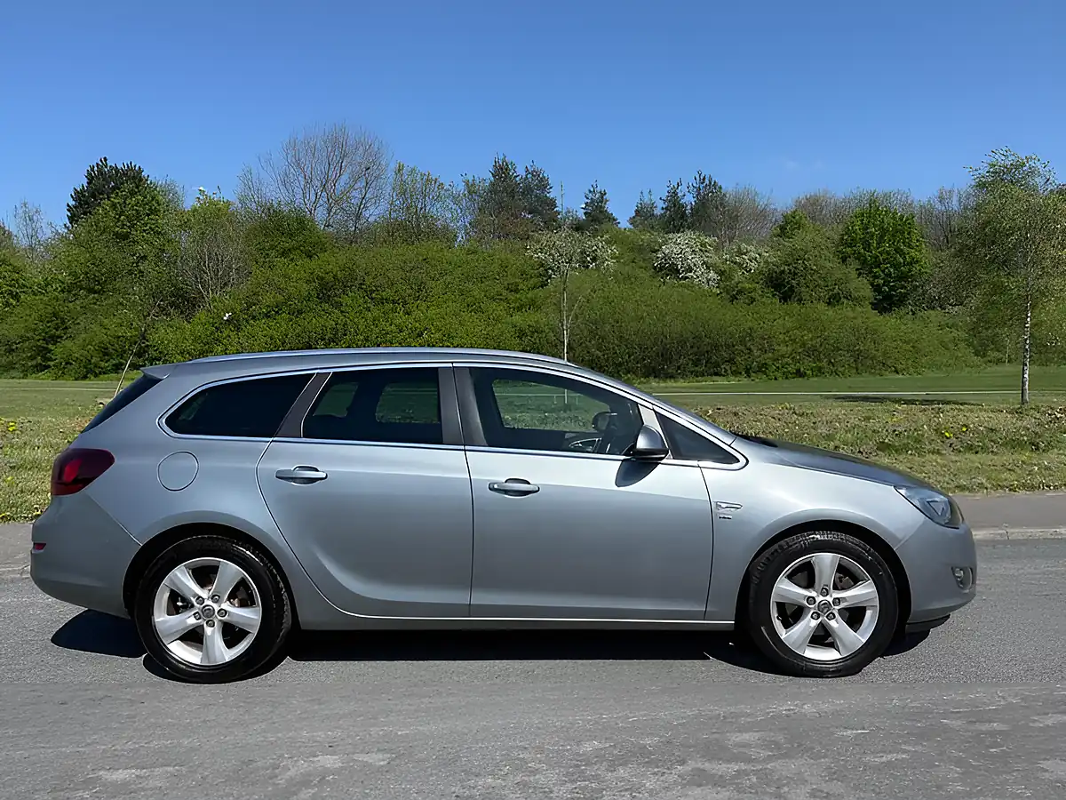 Used 2011 Vauxhall Astra Sri Silver - Front View