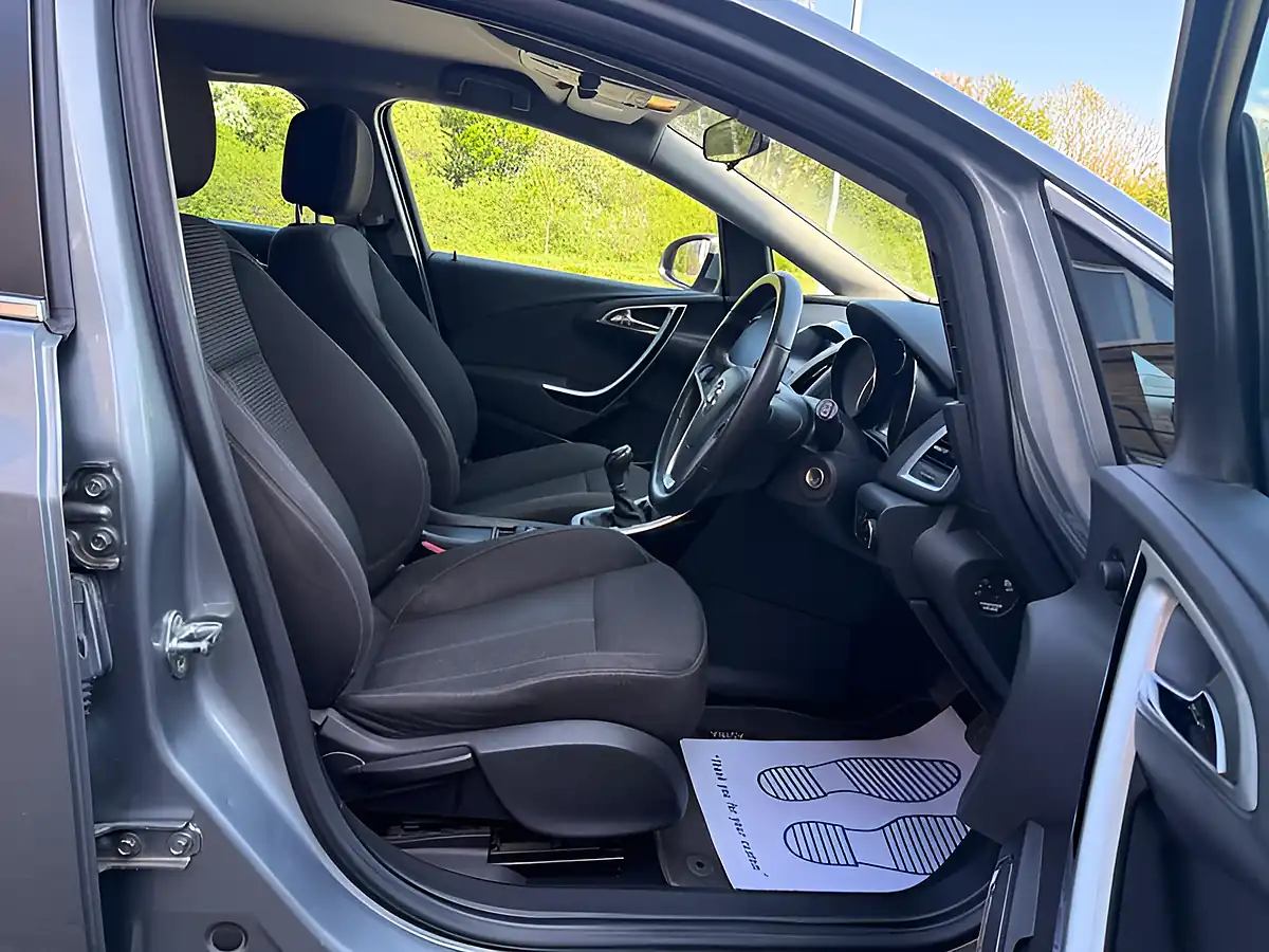 Used 2011 Vauxhall Astra Sri Silver - Interior and Exterior details 10