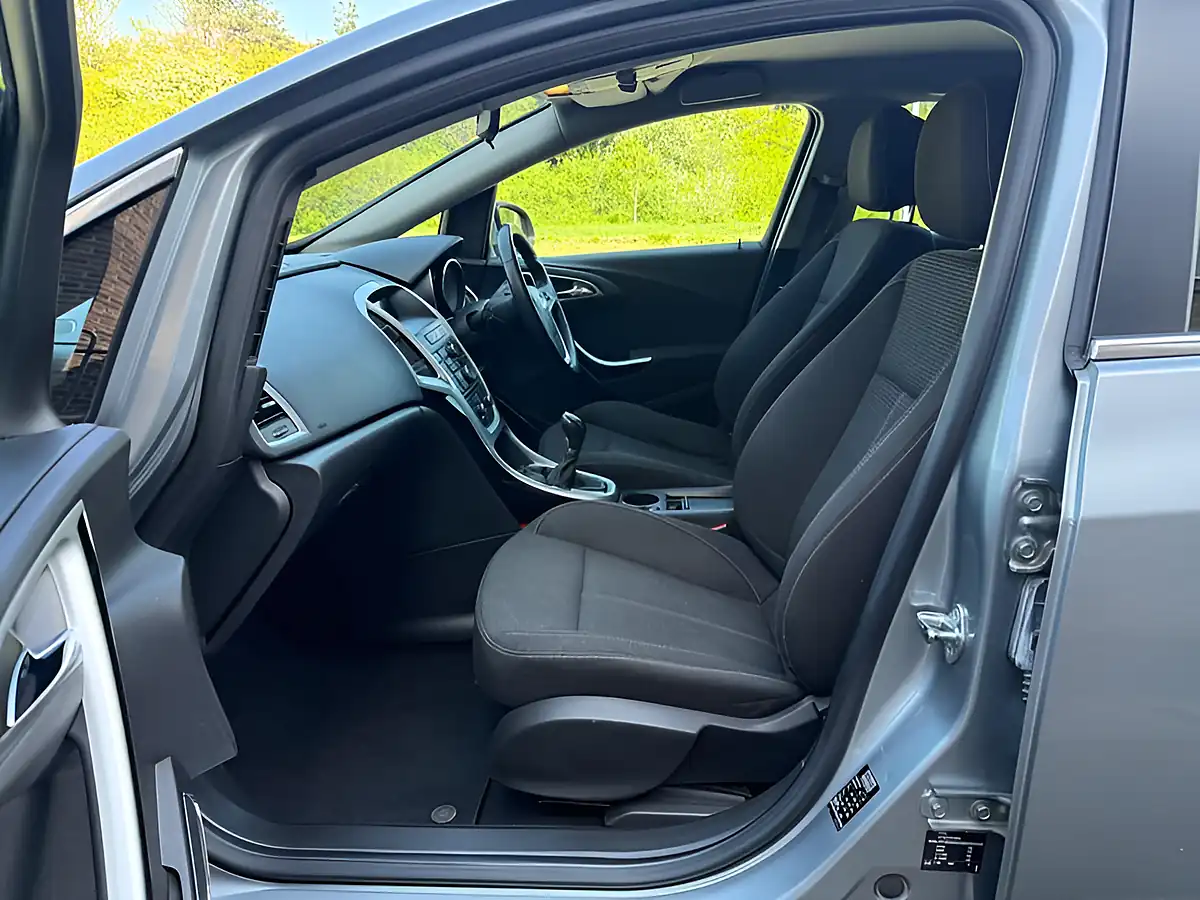 Used 2011 Vauxhall Astra Sri Silver - Interior and Exterior details 6