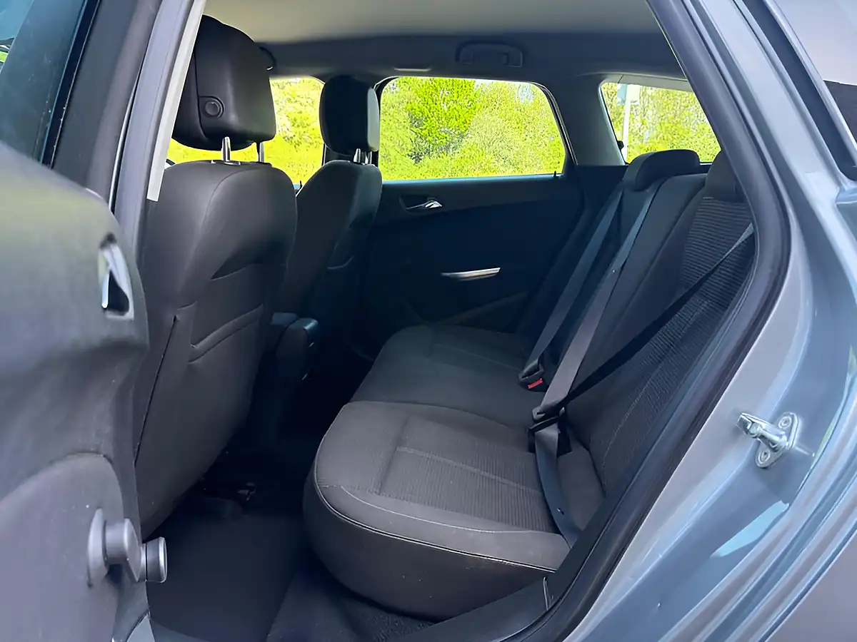 Used 2011 Vauxhall Astra Sri Silver - Interior and Exterior details 7