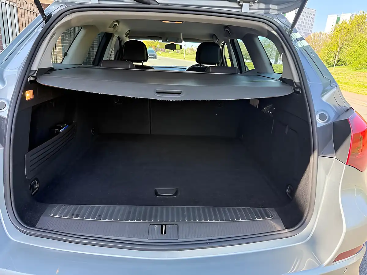 Used 2011 Vauxhall Astra Sri Silver - Interior and Exterior details 8