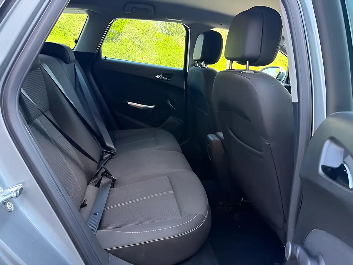Used 2011 Vauxhall Astra Sri Silver - Interior and Exterior details 9