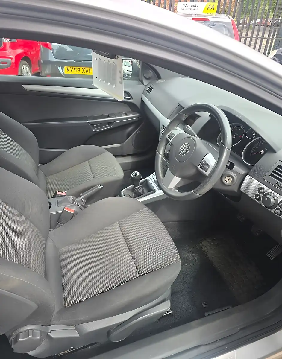 Used 2011 Vauxhall Astra Sri Silver - Interior and Exterior details 12
