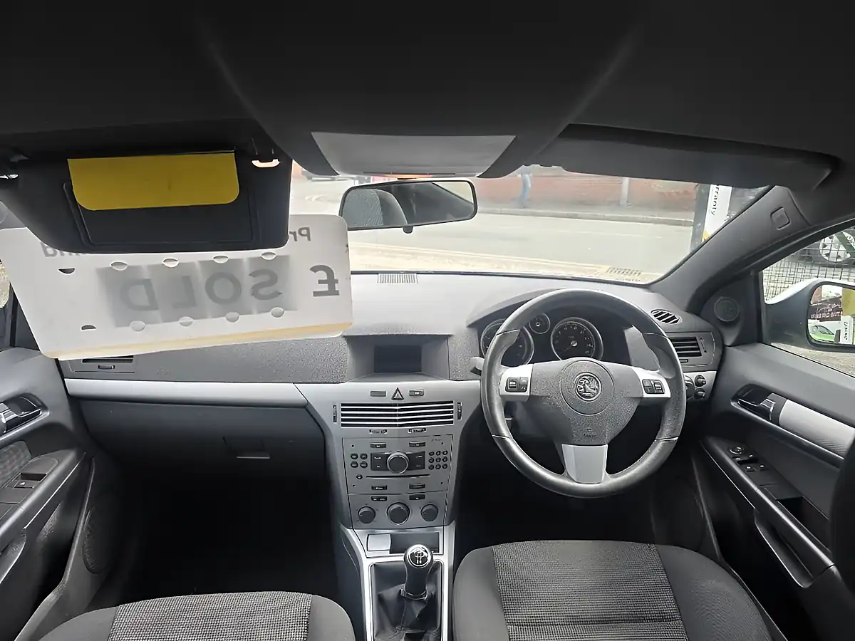 Used 2011 Vauxhall Astra Sri Silver - Interior and Exterior details 13