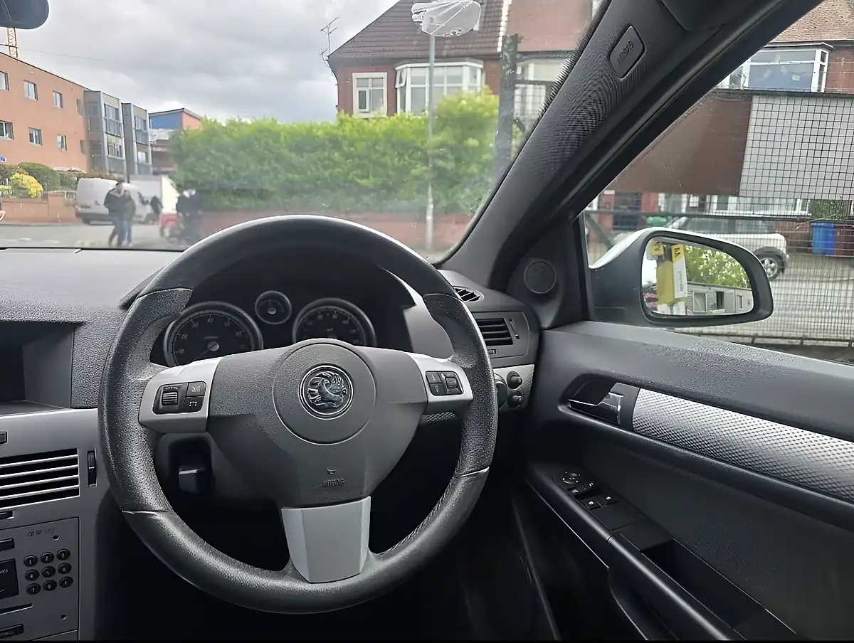 Used 2011 Vauxhall Astra Sri Silver - Interior and Exterior details 14