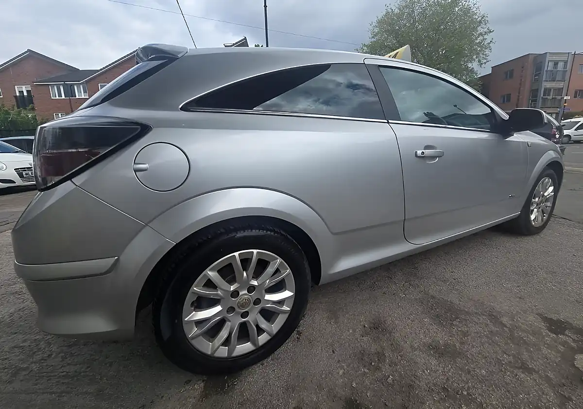 Used 2011 Vauxhall Astra Sri Silver - Interior and Exterior details 8