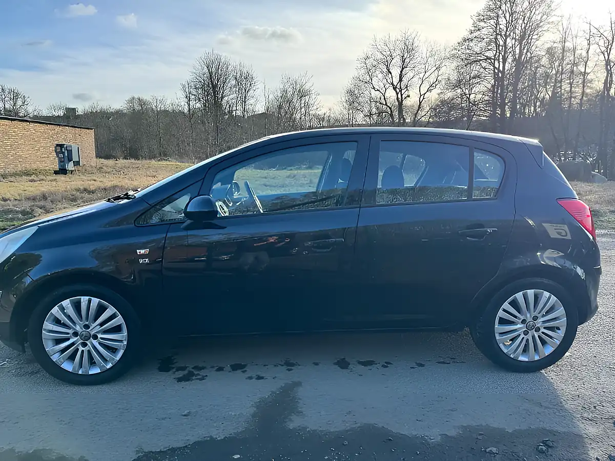 Used 2011 Vauxhall Corsa Excite Black - Interior and Exterior details 5