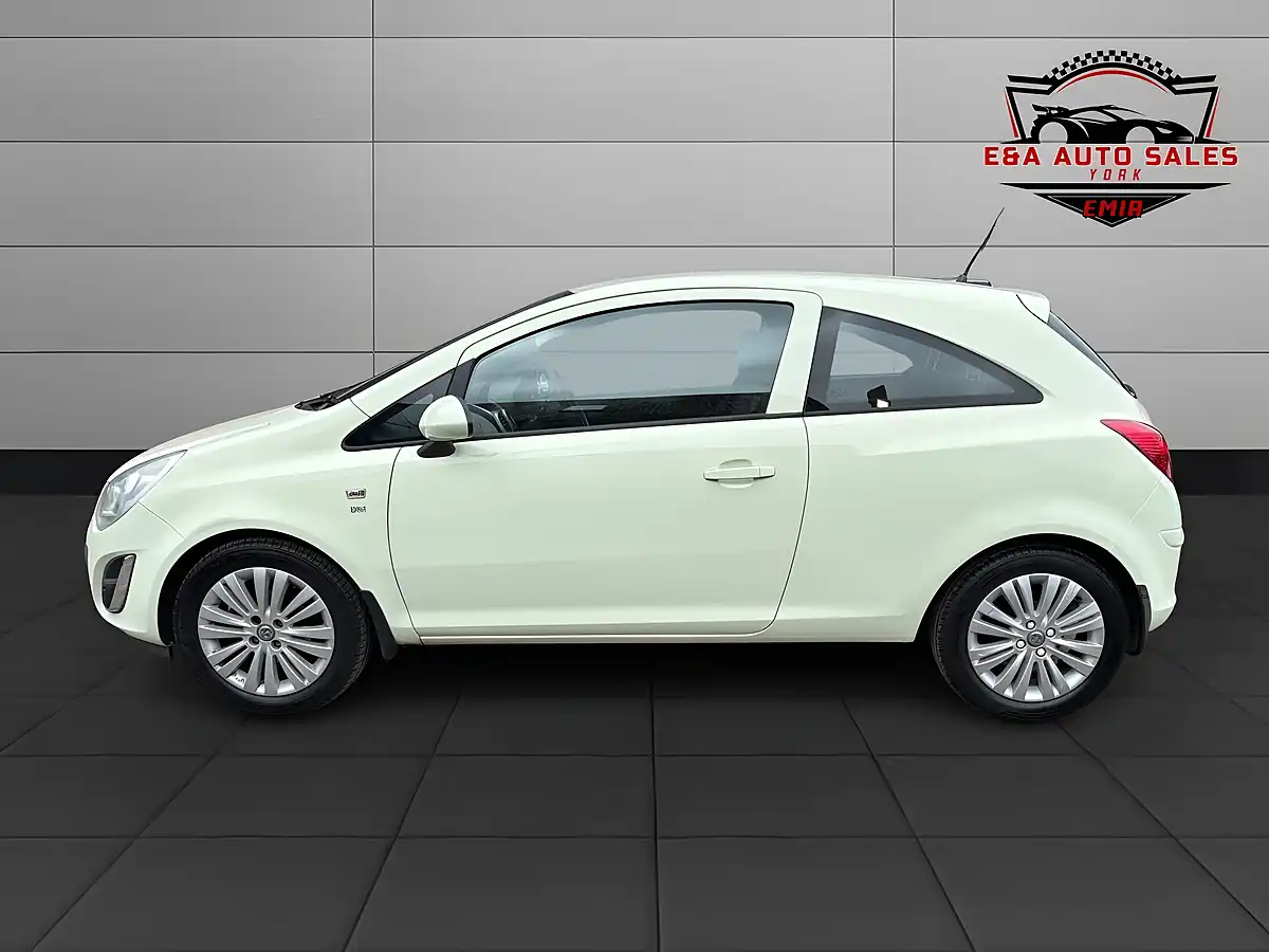 Used 2011 Vauxhall Corsa Excite Green - Interior and Exterior details 4