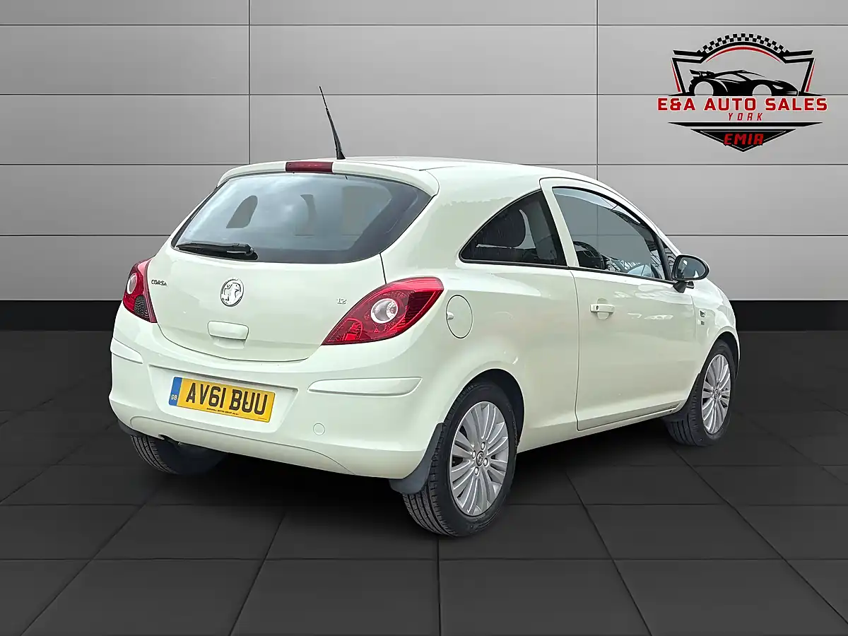 Used 2011 Vauxhall Corsa Excite Green - Interior and Exterior details 7