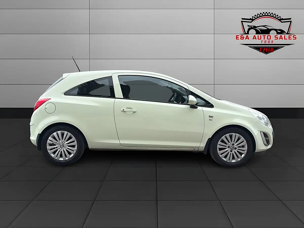 Used 2011 Vauxhall Corsa Excite Green - Interior and Exterior details 8