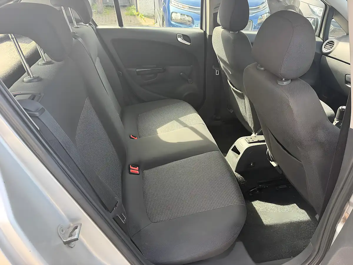 Used 2011 Vauxhall Corsa Excite Silver - Interior and Exterior details 12