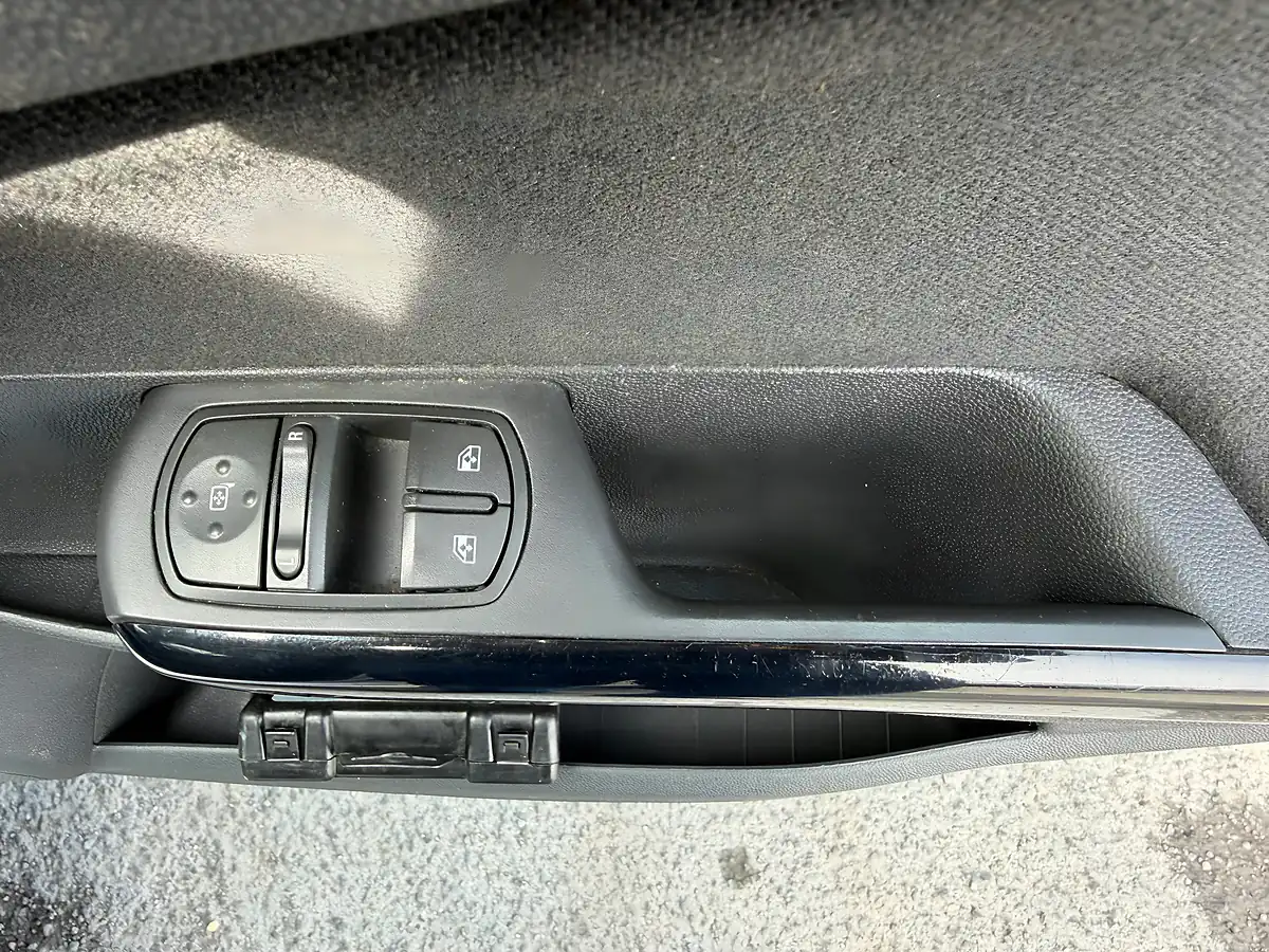 Used 2011 Vauxhall Corsa Excite Silver - Interior and Exterior details 16