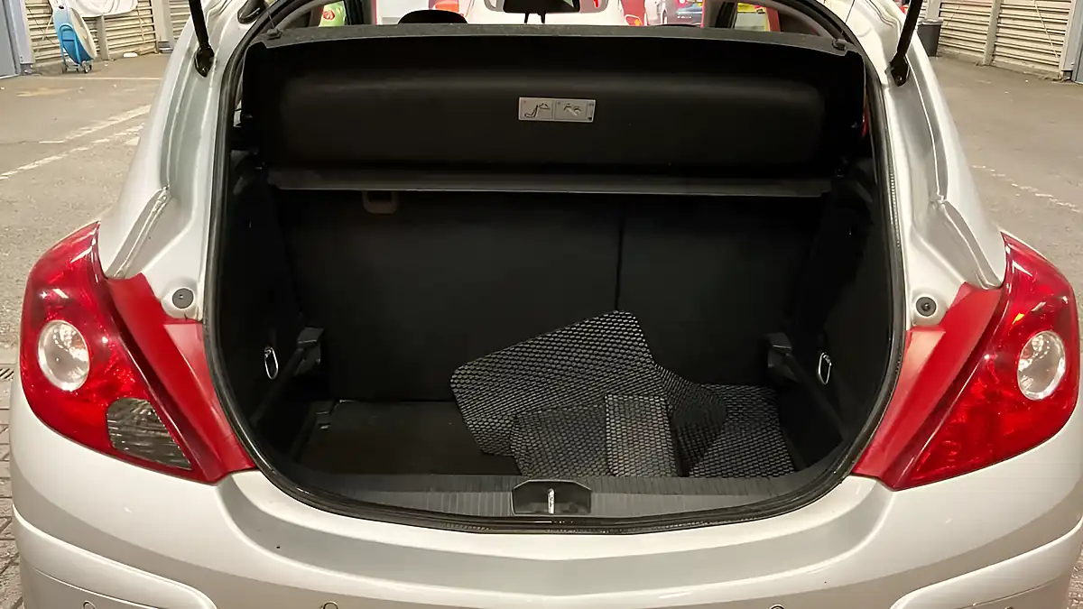 Used 2011 Vauxhall Corsa Se Silver - Interior and Exterior details 11