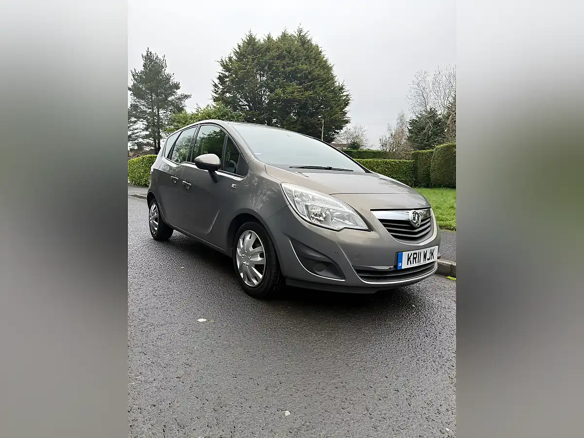 Used 2011 Vauxhall Meriva Exclusiv Brown - Front View
