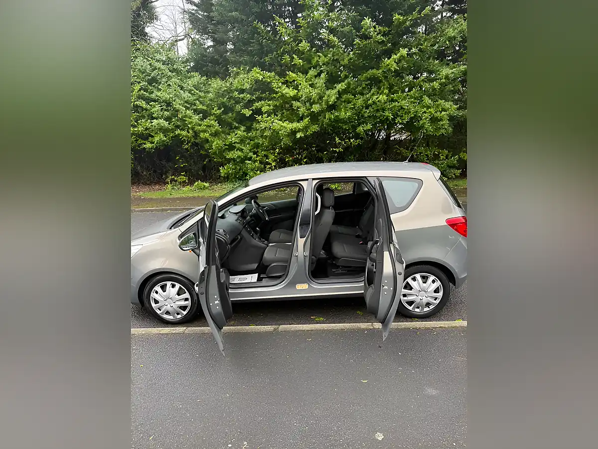 Used 2011 Vauxhall Meriva Exclusiv Brown - Interior and Exterior details 10