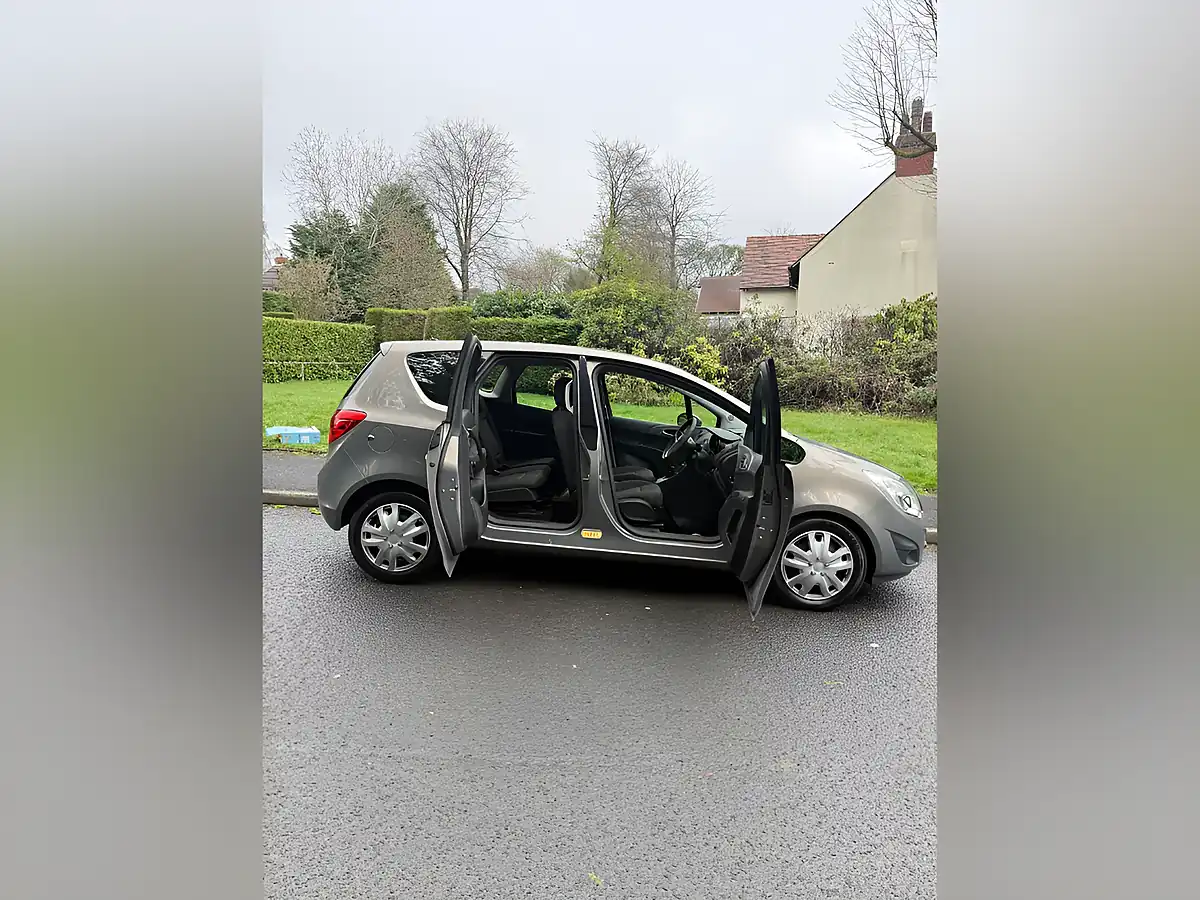 Used 2011 Vauxhall Meriva Exclusiv Brown - Interior and Exterior details 9