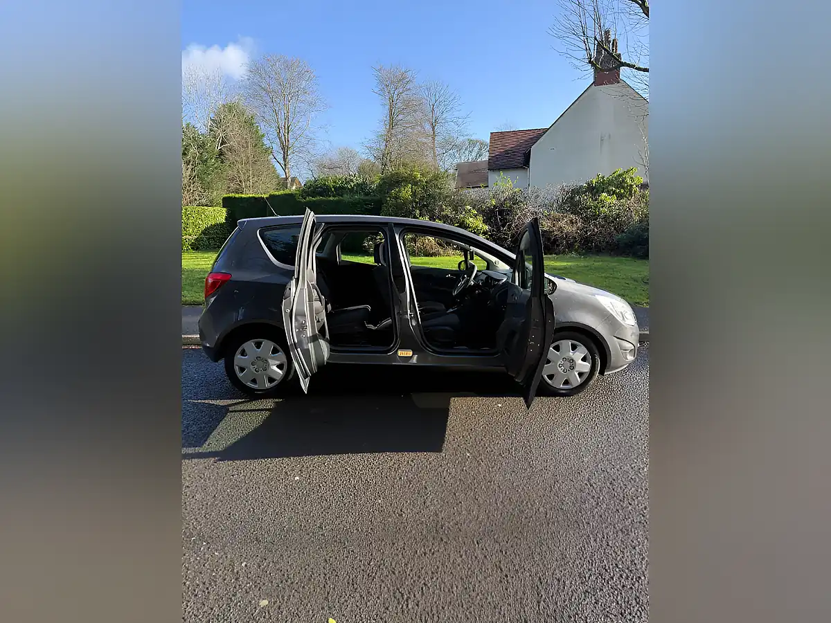 Used 2011 Vauxhall Meriva Exclusiv Grey - Interior and Exterior details 10