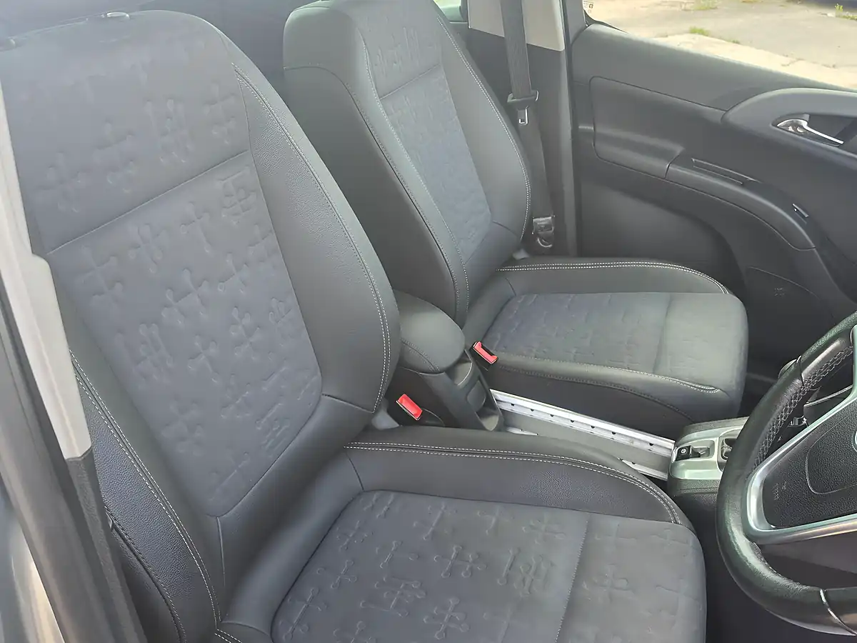 Used 2011 Vauxhall Meriva Se Silver - Interior and Exterior details 12