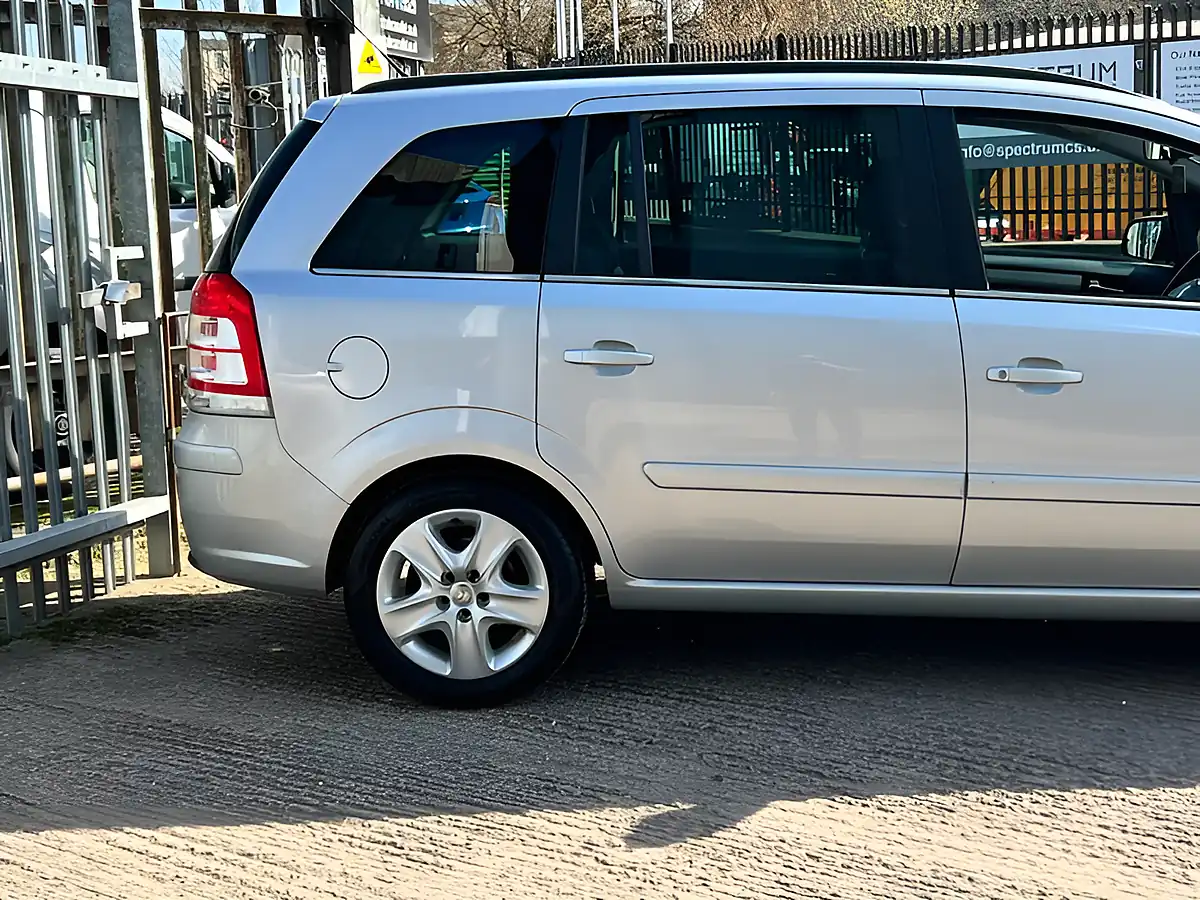 Used 2011 Vauxhall Zafira Exclusiv Silver - Interior and Exterior details 10