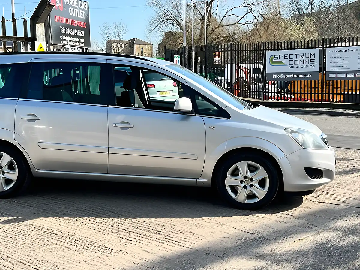 Used 2011 Vauxhall Zafira Exclusiv Silver - Interior and Exterior details 11