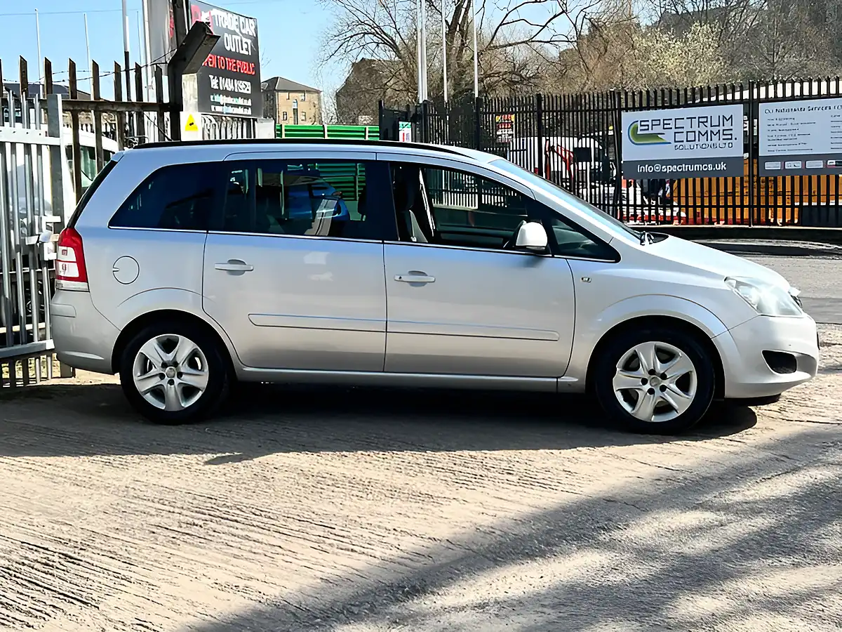 Used 2011 Vauxhall Zafira Exclusiv Silver - Interior and Exterior details 12