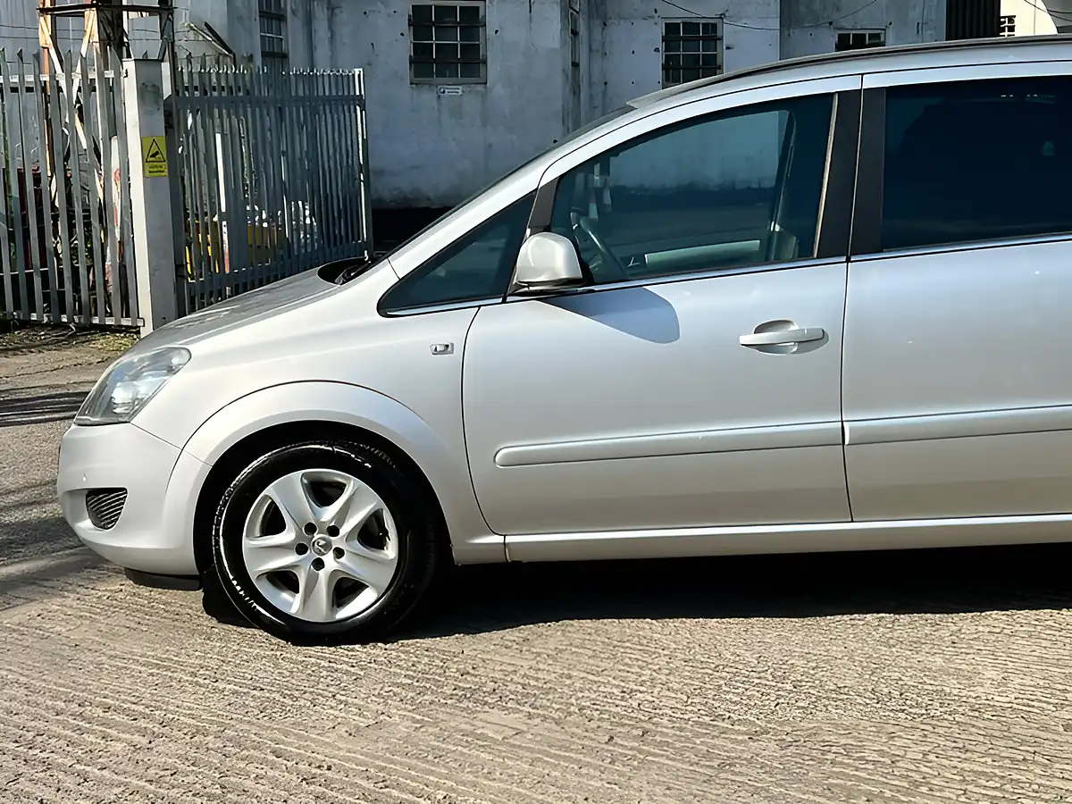 Used 2011 Vauxhall Zafira Exclusiv Silver - Interior and Exterior details 14