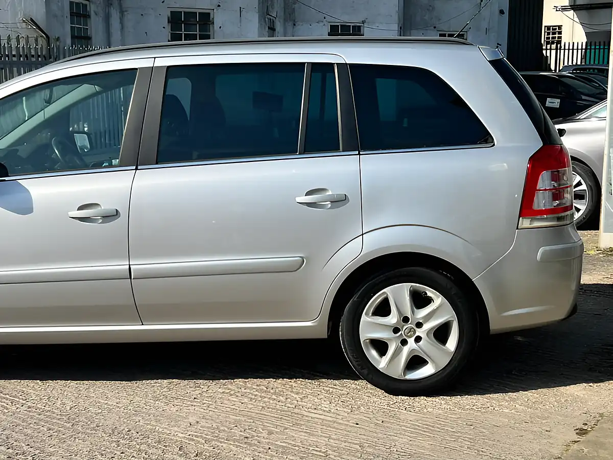 Used 2011 Vauxhall Zafira Exclusiv Silver - Interior and Exterior details 15