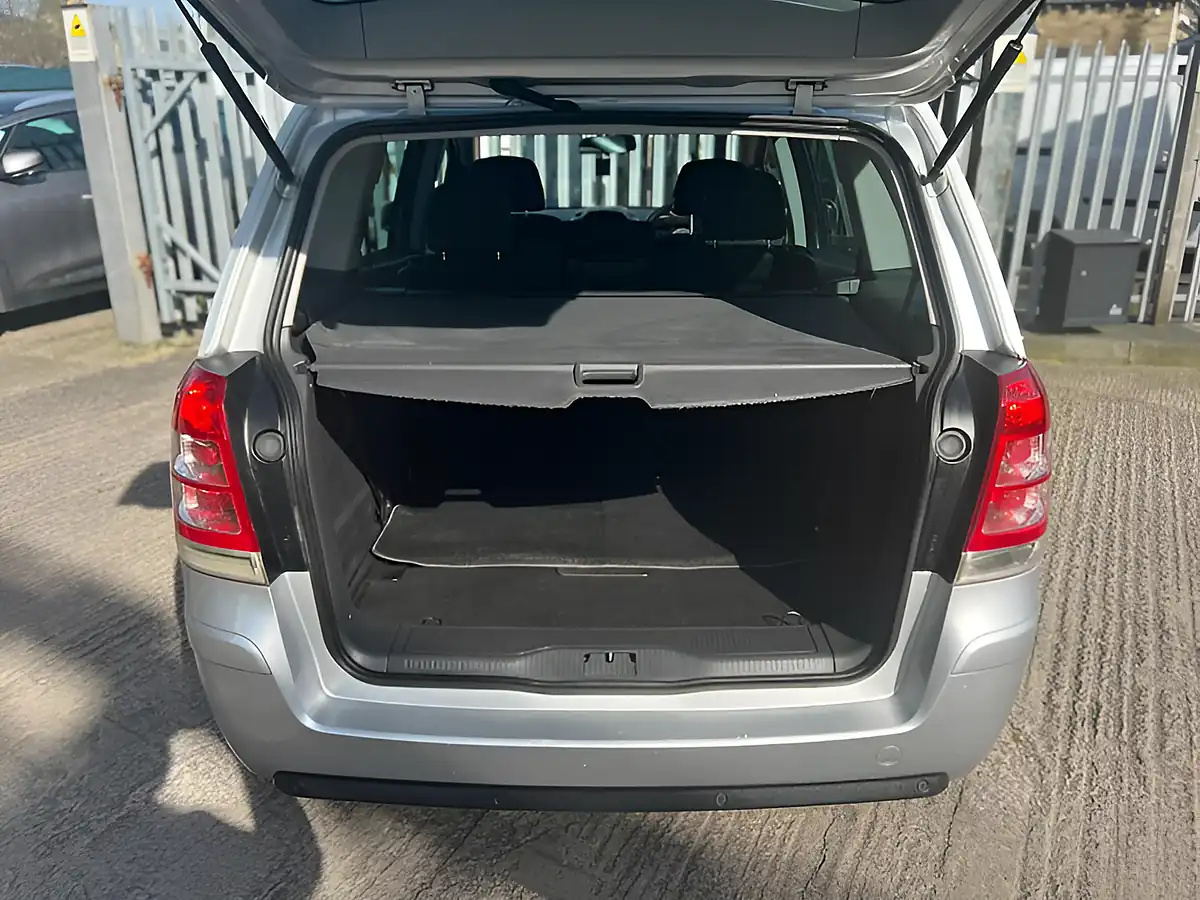 Used 2011 Vauxhall Zafira Exclusiv Silver - Interior and Exterior details 20