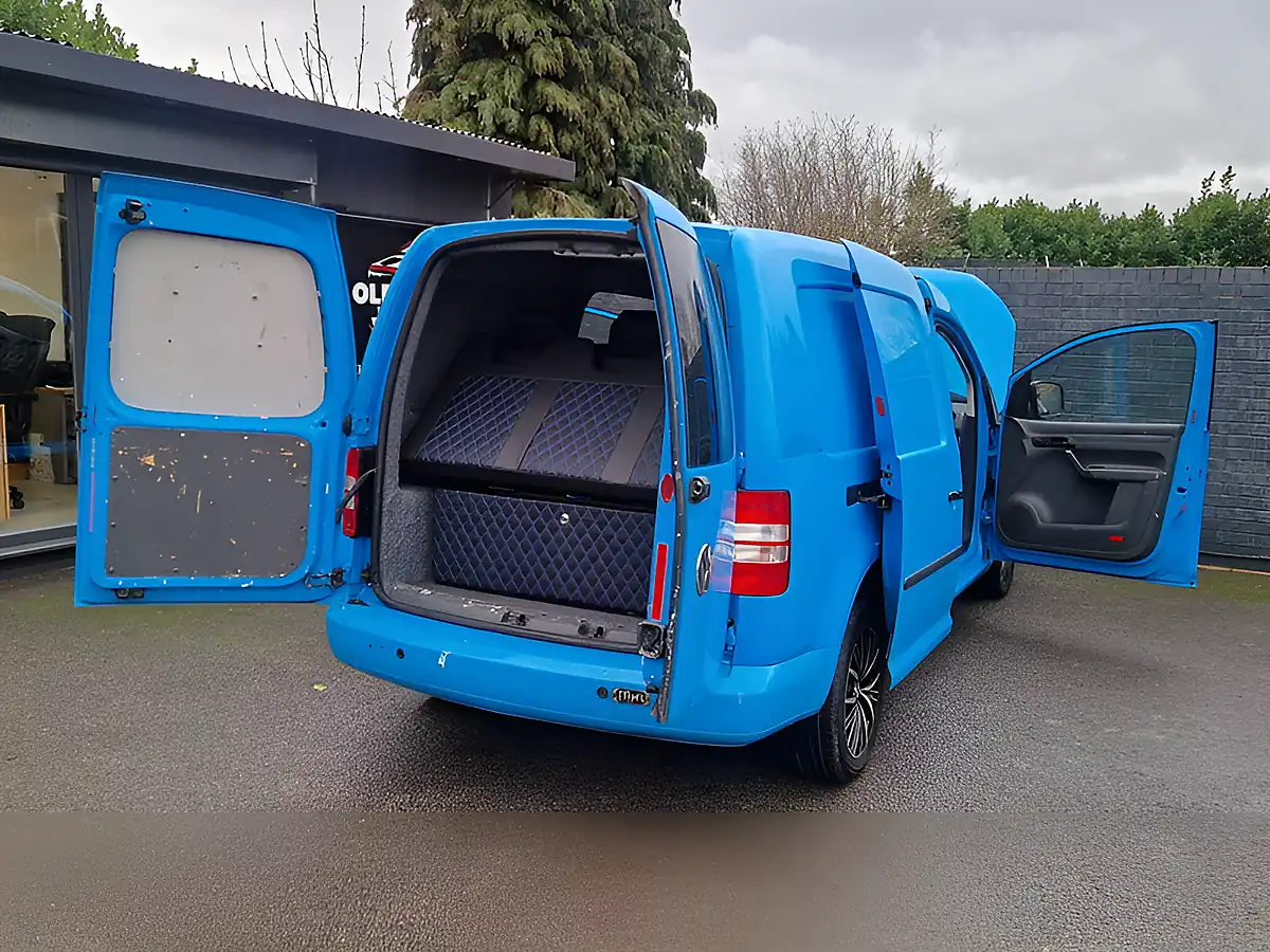 Used 2011 Volkswagen Caddy Maxi C20 Maxi Blue - Interior and Exterior details 13