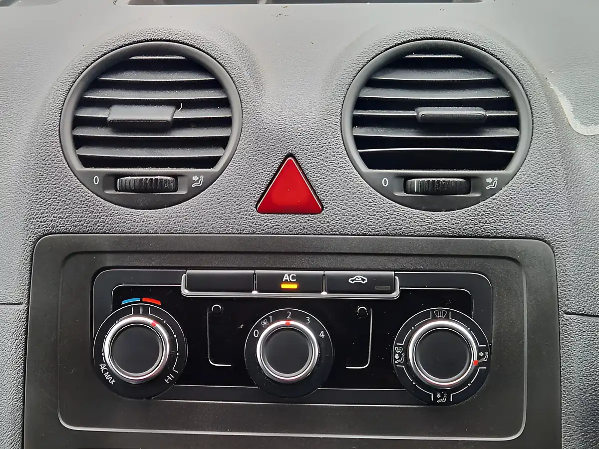 Used 2011 Volkswagen Caddy Maxi C20 Maxi Blue - Interior and Exterior details 20