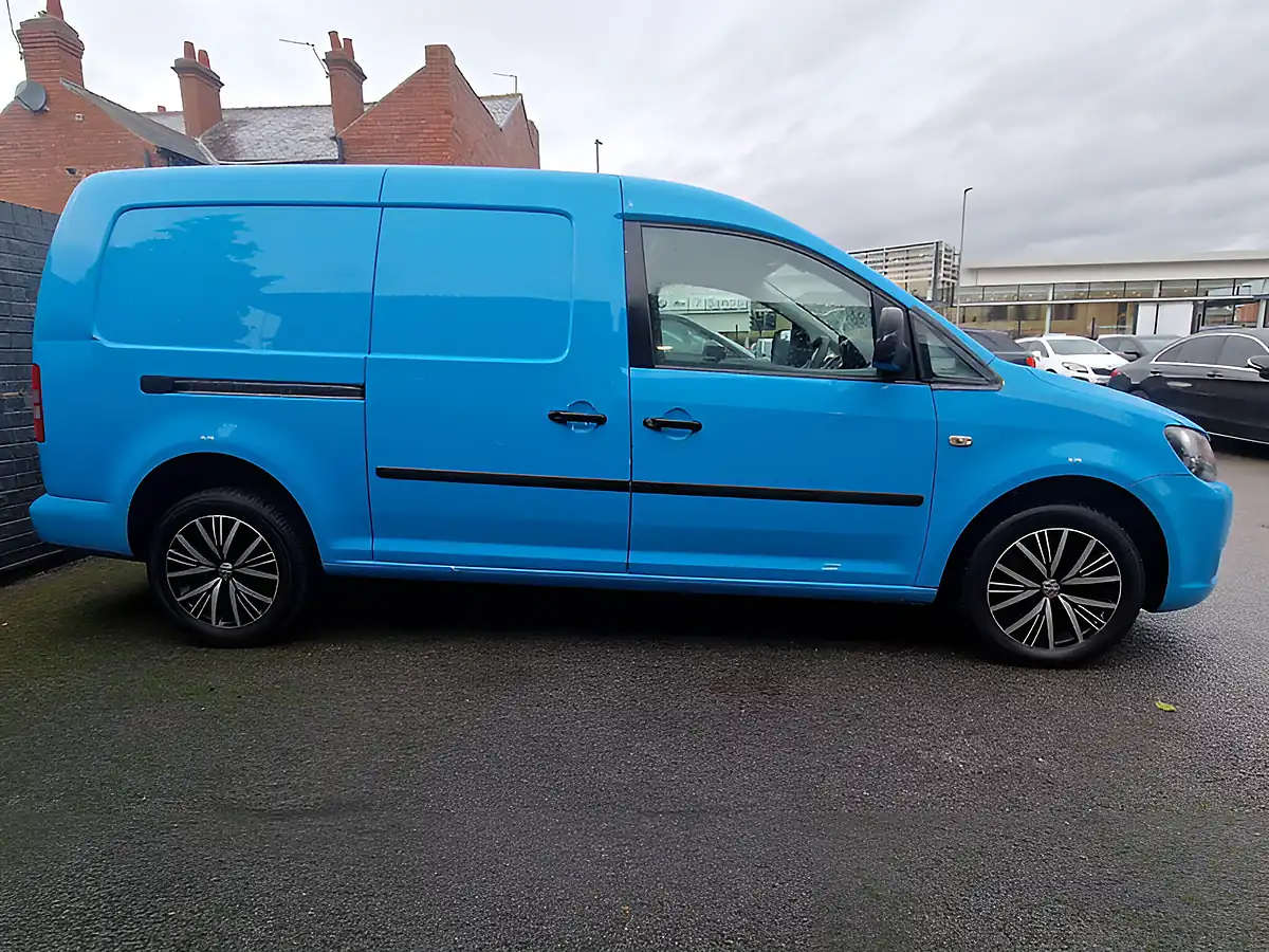 Used 2011 Volkswagen Caddy Maxi C20 Maxi Blue - Interior and Exterior details 7