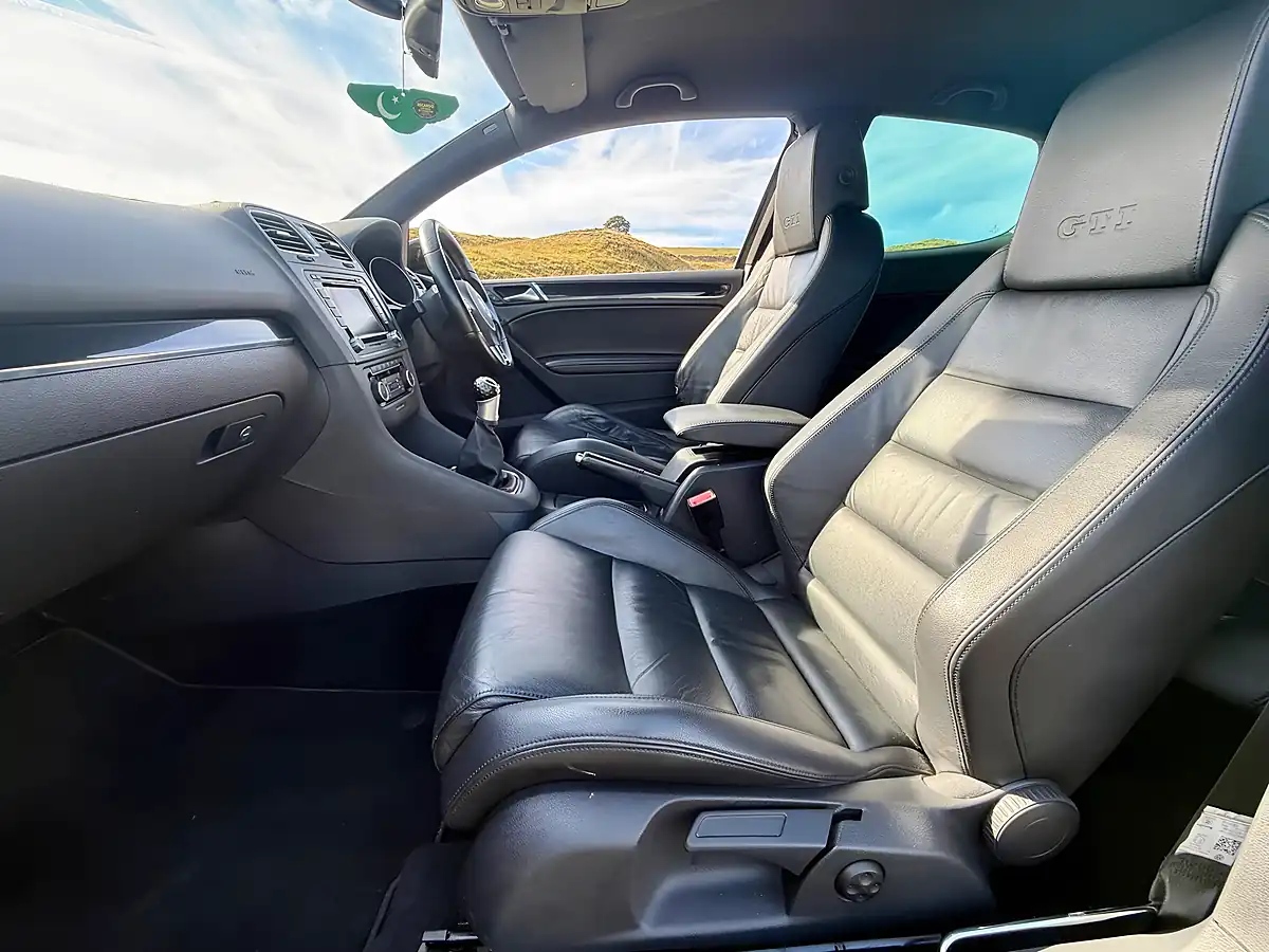 Used 2011 Volkswagen Golf GTI (leather) Black - Interior and Exterior details 18