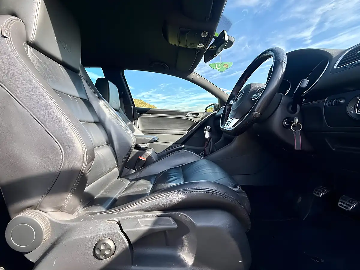 Used 2011 Volkswagen Golf GTI (leather) Black - Interior and Exterior details 9