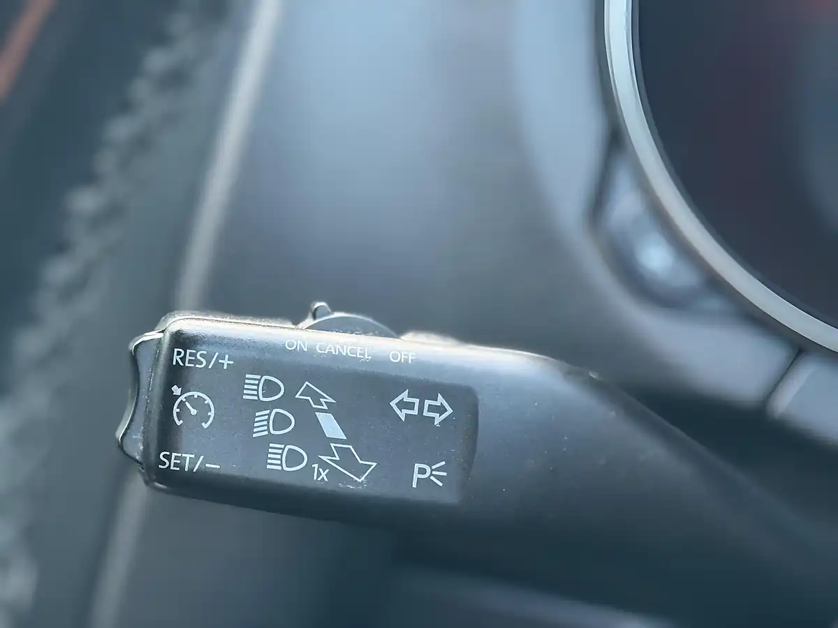 Used 2011 Volkswagen Golf Match Blue - Interior and Exterior details 14