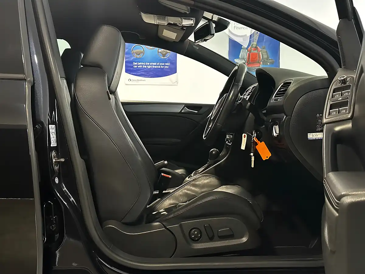 Used 2011 Volkswagen Golf R (leather) Deep Black - Interior and Exterior details 3