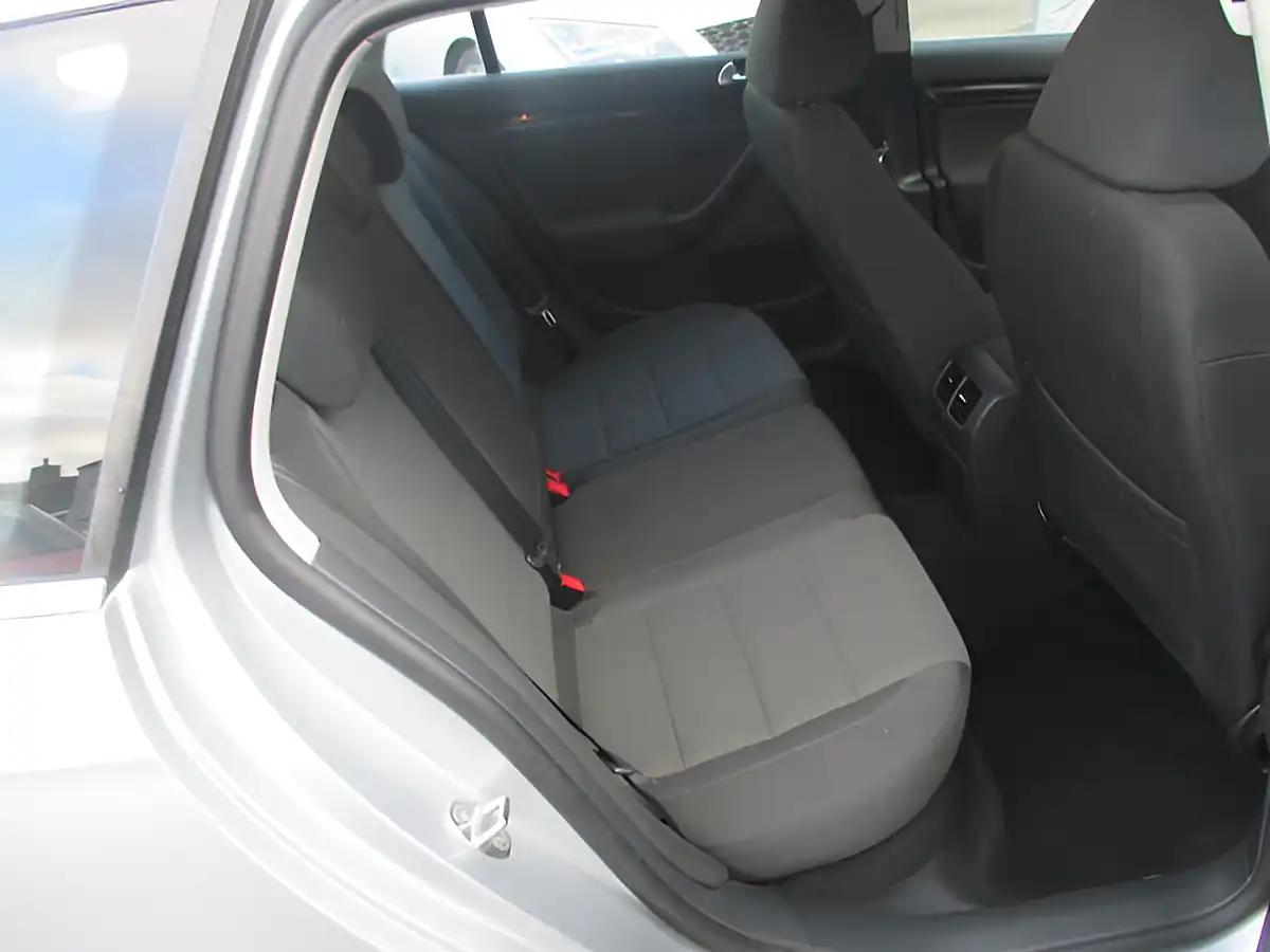 Used 2011 Volkswagen Golf Se Silver - Interior and Exterior details 11