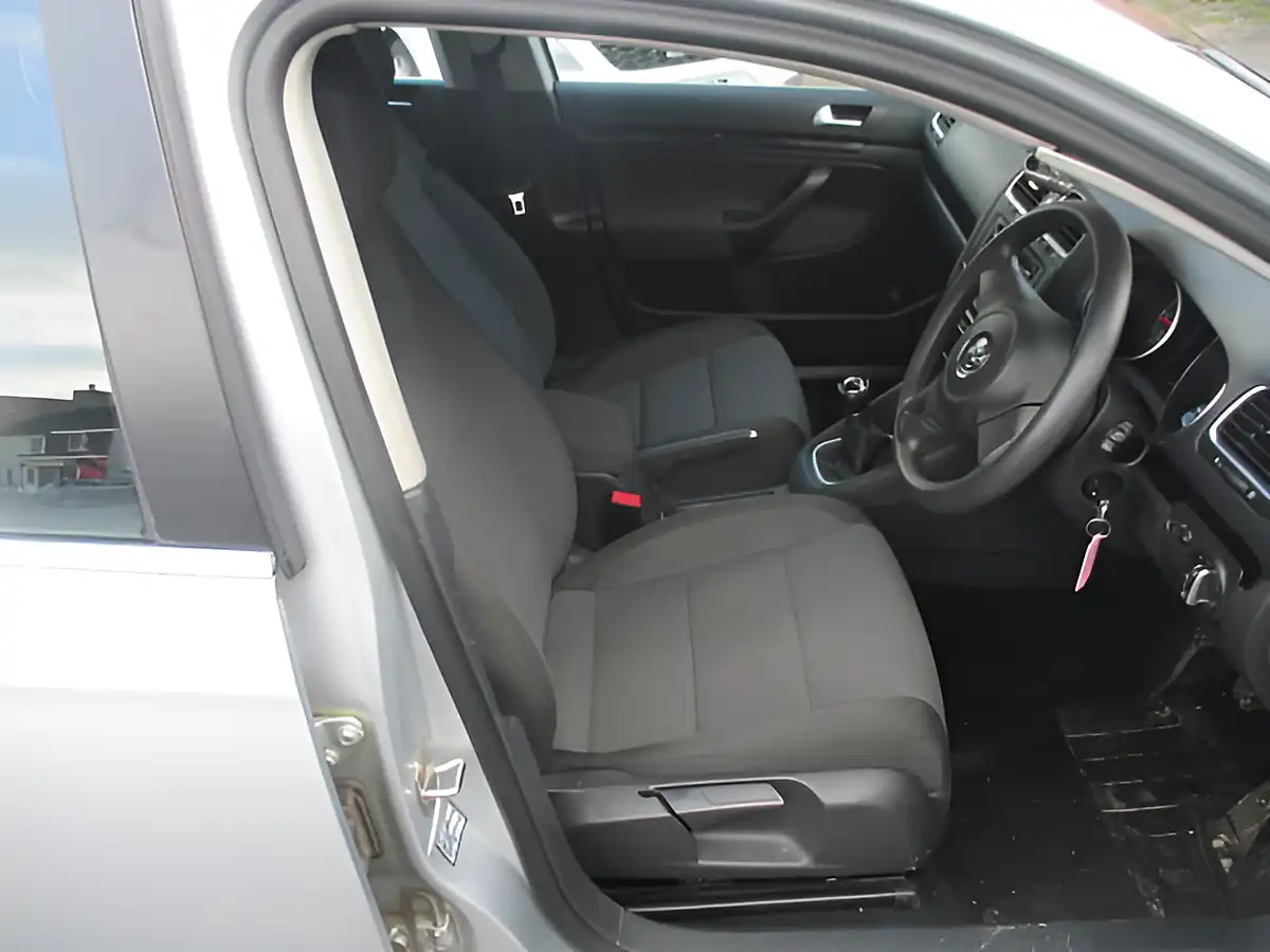 Used 2011 Volkswagen Golf Se Silver - Interior and Exterior details 8