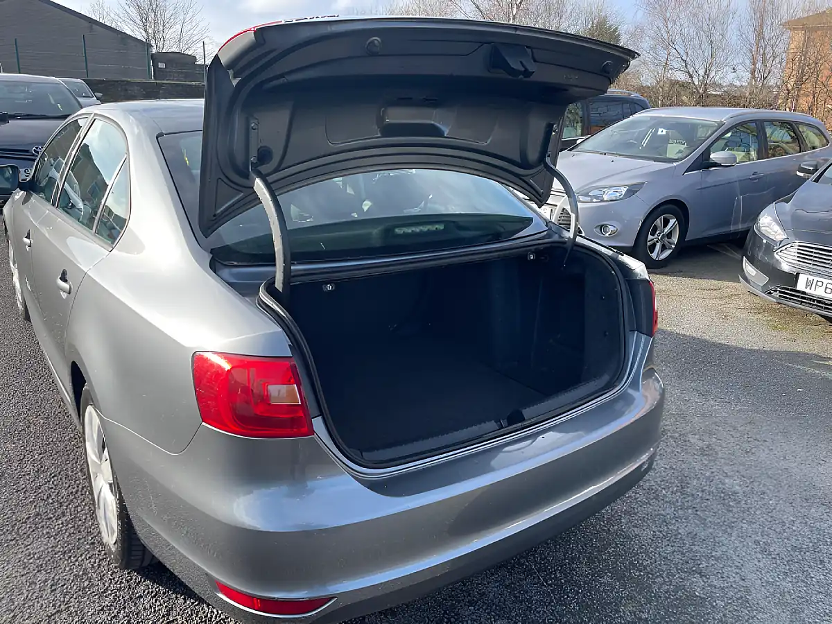 Used 2011 Volkswagen Jetta Bluemotion Tech S Grey - Interior and Exterior details 14