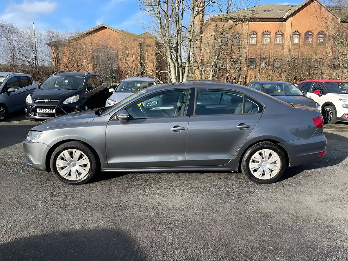 Used 2011 Volkswagen Jetta Bluemotion Tech S Grey - Interior and Exterior details 5