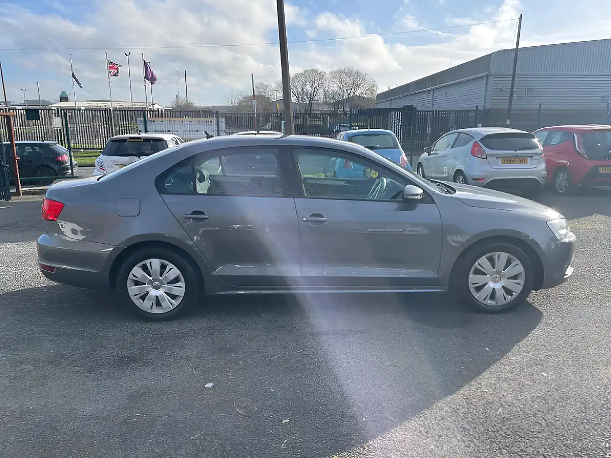 Used 2011 Volkswagen Jetta Bluemotion Tech S Grey - Interior and Exterior details 7
