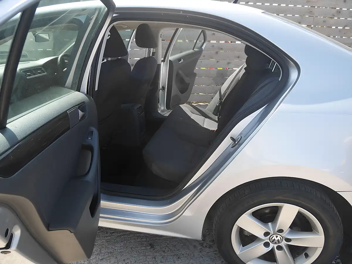 Used 2011 Volkswagen Jetta Se Reflex Silver - Interior and Exterior details 12