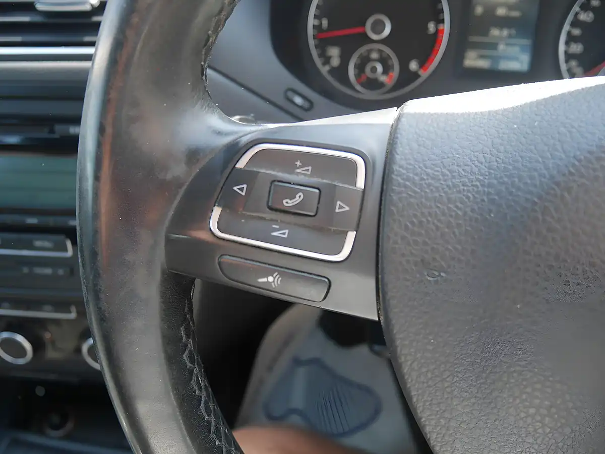 Used 2011 Volkswagen Jetta Se Reflex Silver - Interior and Exterior details 16