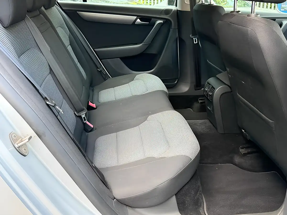 Used 2011 Volkswagen Passat Se Silver - Interior and Exterior details 14