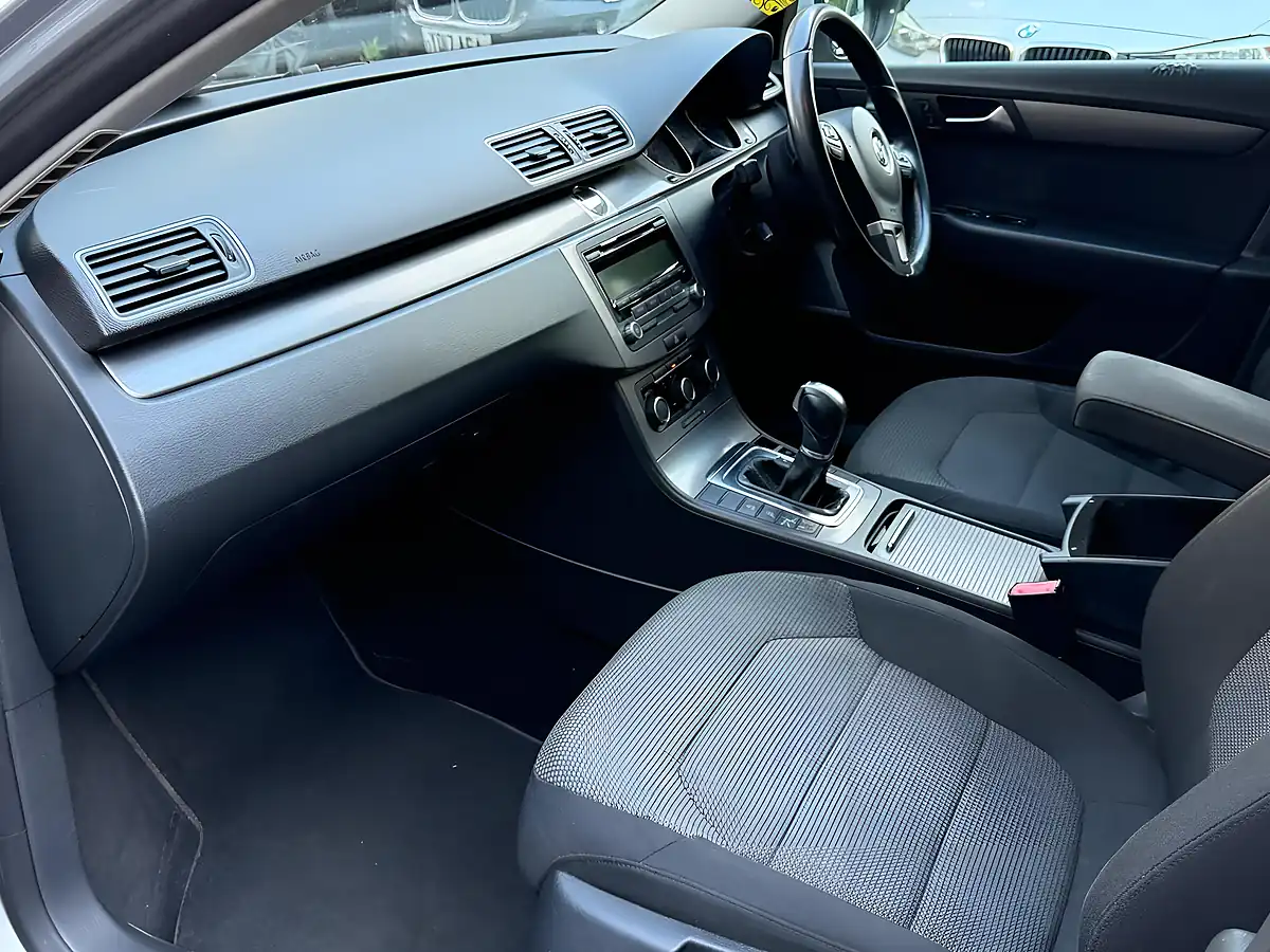 Used 2011 Volkswagen Passat Se Silver - Interior and Exterior details 16