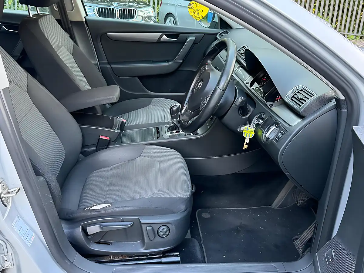 Used 2011 Volkswagen Passat Se Silver - Interior and Exterior details 17