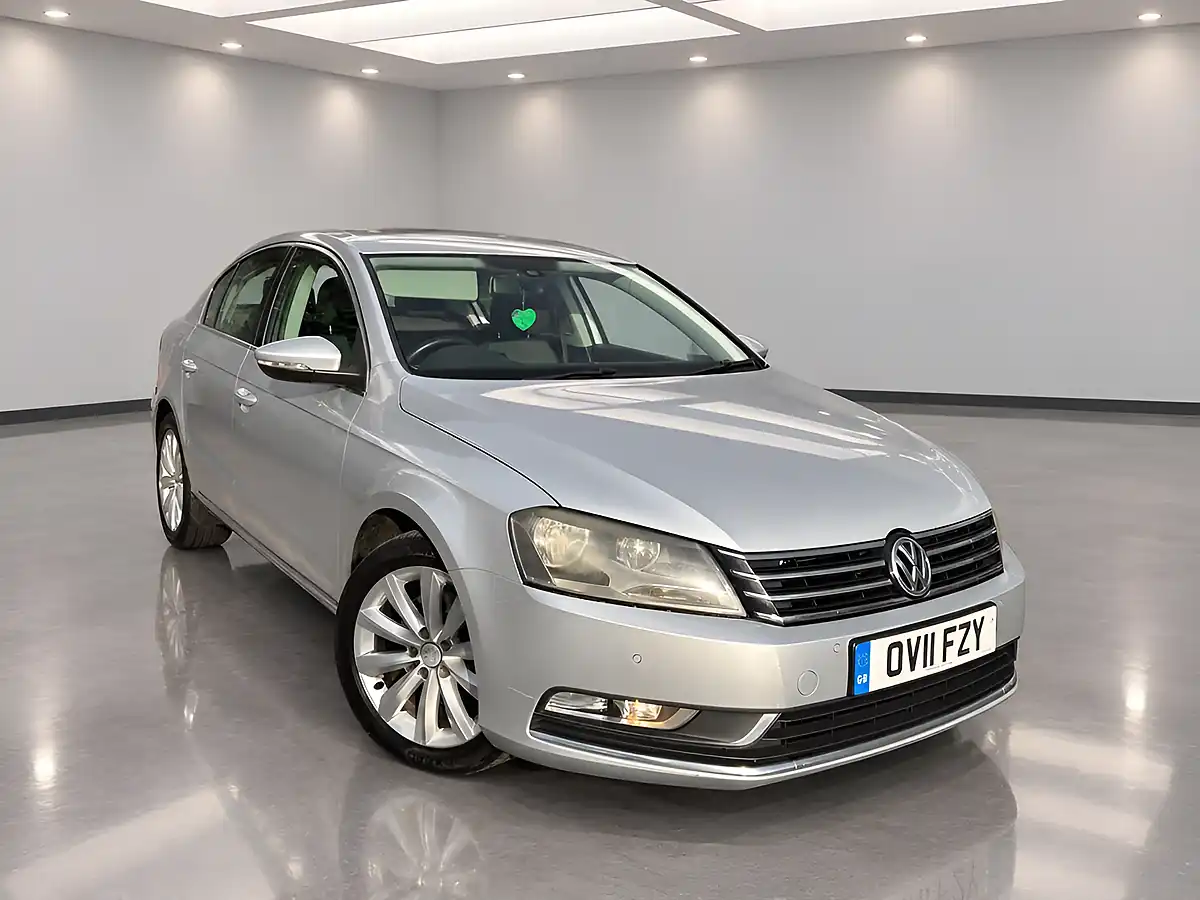 Used 2011 Volkswagen Passat Se Silver - Front View