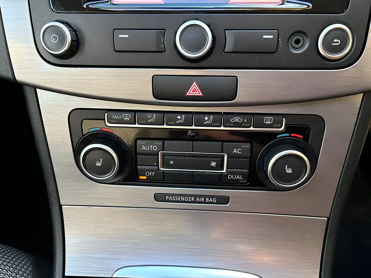 Used 2011 Volkswagen Passat Se Silver - Interior and Exterior details 15